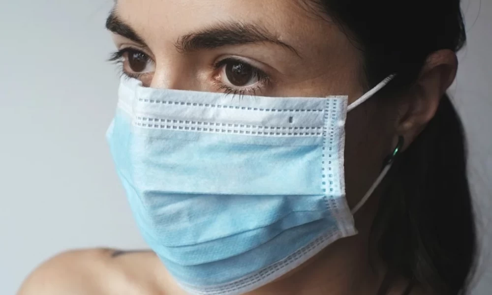 Ο σωστός τρόπος για να βάζουμε και να βγάζουμε την μάσκα – Οι οδηγίες του ΕΟΔΥ